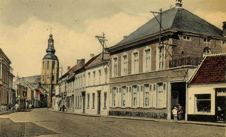 De Dorkter Armand Rubbensstraat, vroeger Plaisantstraat, in de jaren twintig. Rechts van de huidige apotheek het huis van de familie De Loose